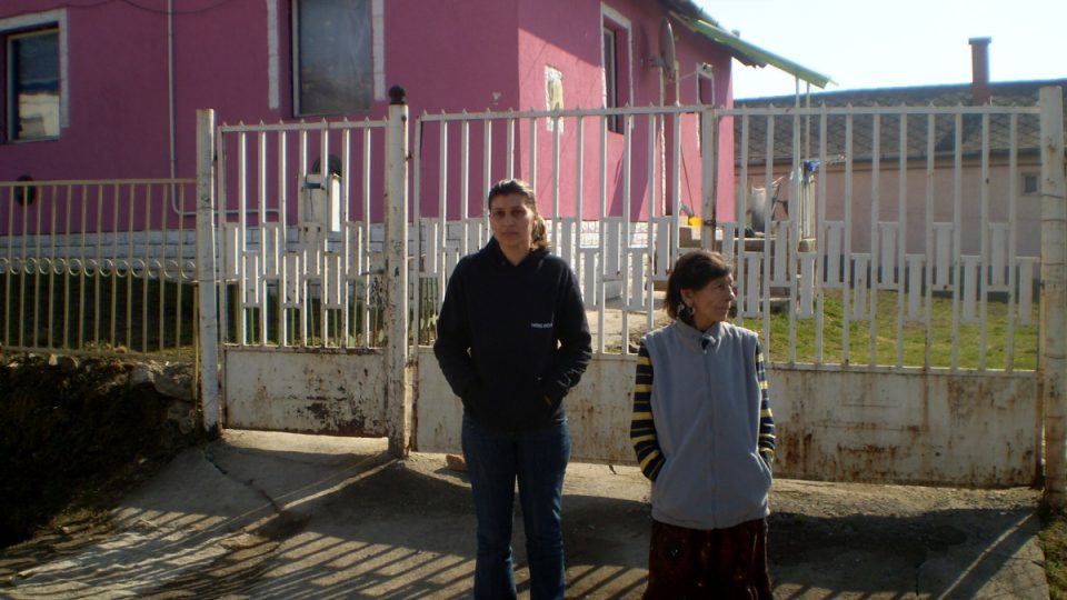 Obyvatelka vesnice Gyöngyöspata 35letá Piroska se sousedkou před svým domem