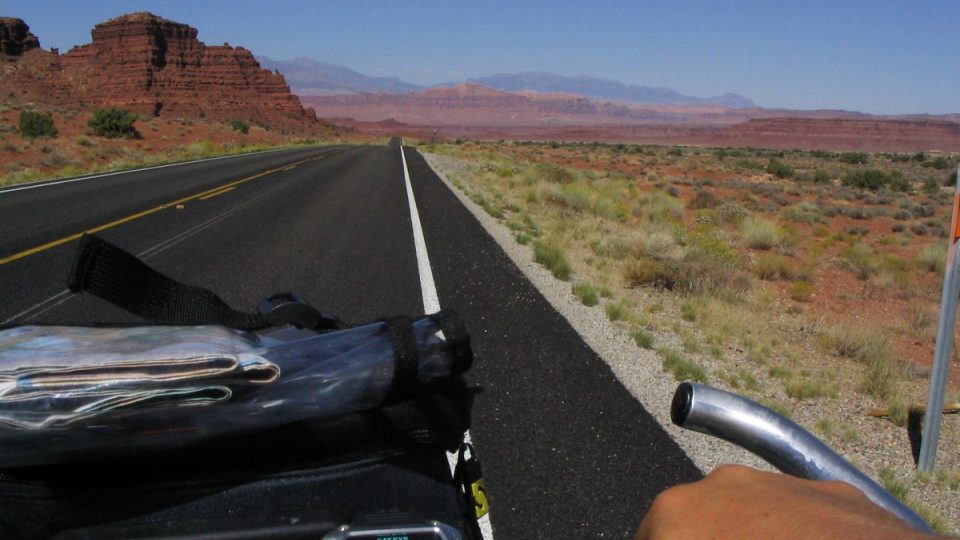 Ve Spojených státech se na kole můžete dostat také do oblastí, kde jedete třeba 70 mil, aniž byste narazili na jediné lidské obydlí