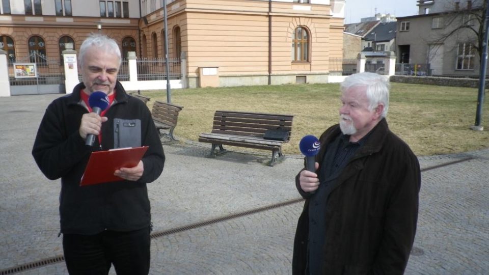 Vladimír Čech a František Šebek natáčí u pomníku bratranců Veverkových