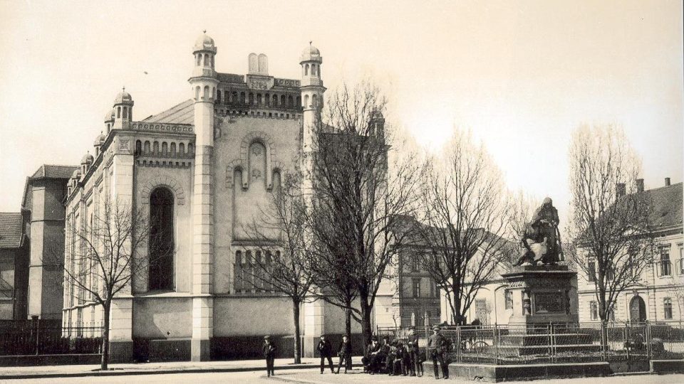 Synagoga a pomník bratranců Veverkových kolem roku 1910