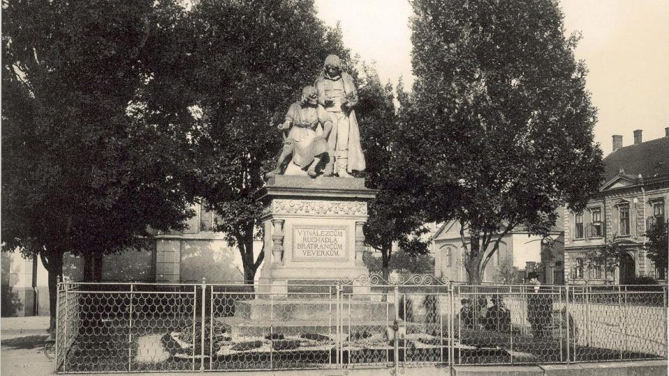 Původní podoba pomníku bratranců Veverkových v Pardubicích před synagogou