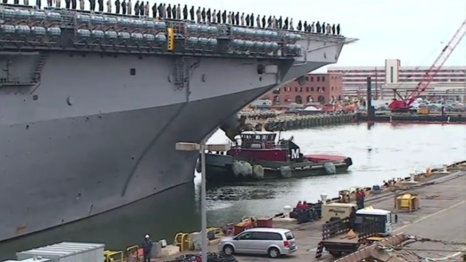 Posádka americké vojenské lodi USS Bataan se z paluby loučí se svými blízkými na břehu námořní základny v Norfolku
