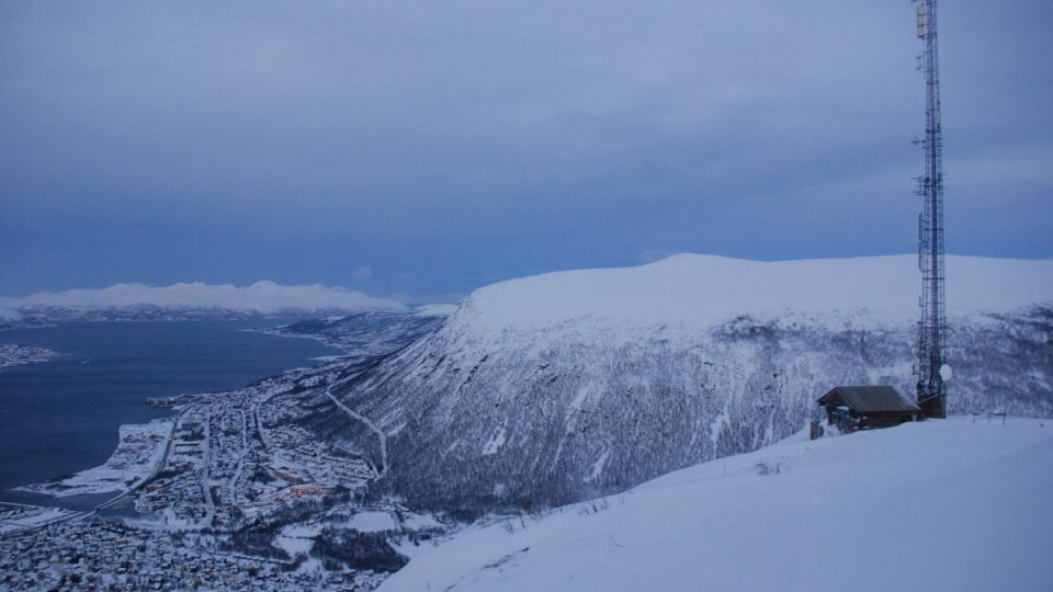 Tromso leží daleko za polárním kruhem, a je proto ideálním cílem turistů, kteří chtějí na vlastní oči spatřit polární záři