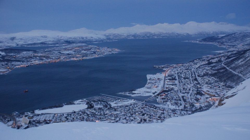 Nad norským městem Tromso je obloha beznadějně zatažená a naděje, že se objeví polární záře, je proto mizivá