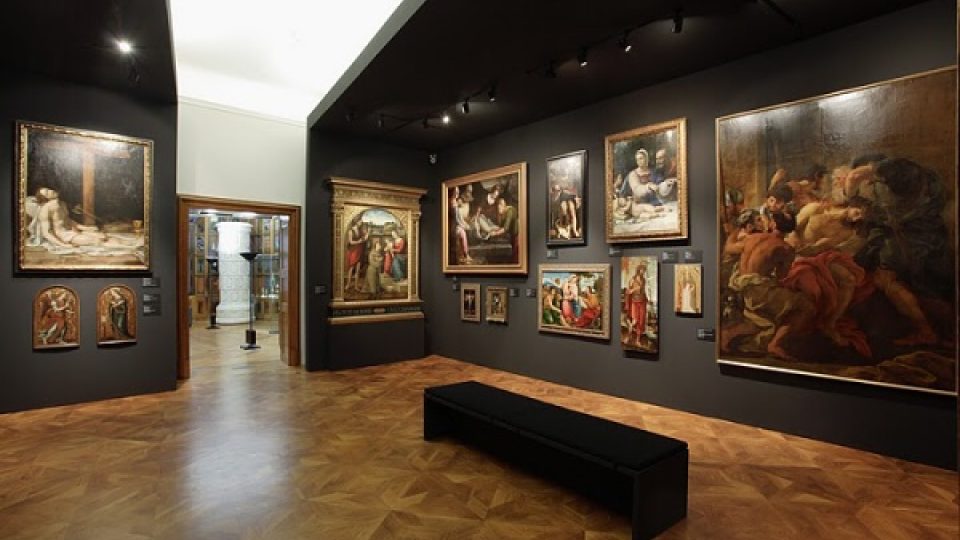 Pod stropy s rokokovými štuky jsou vloženy antracitové stěny pro pověšení obrazů