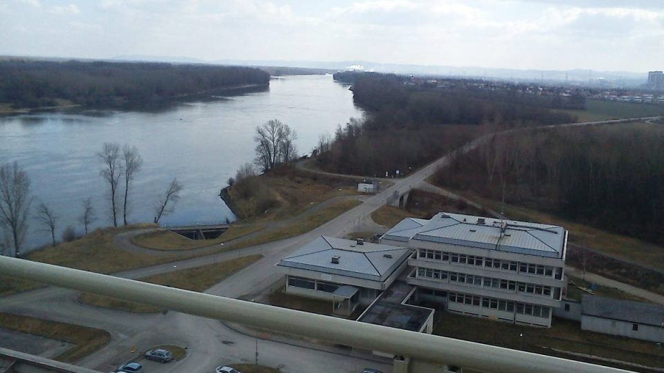 Pohled ze střechy směrem na Dunaj - kdysi měla studená dunajská voda sloužit k chlazení jaderného reaktoru