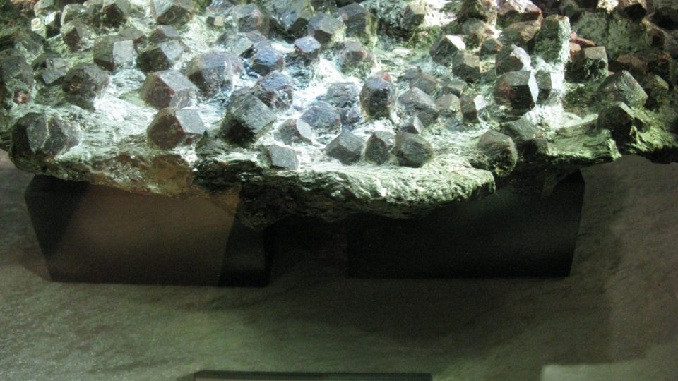 Ukázka granátů v surovém stavu z historického naleziště místního dolu