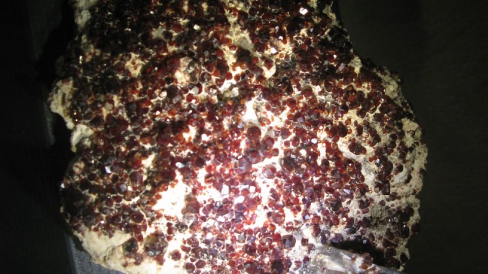 Korutanský granát má podle šperkařů typickou barvu holubičí krve