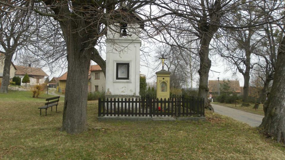Zvonička a křížek v Horních Raškovicích