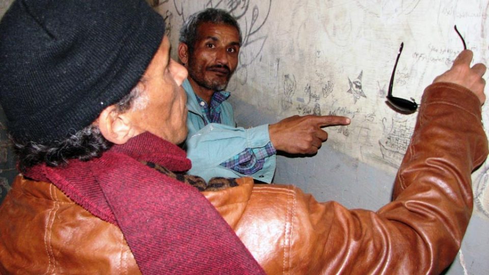 Libyjci překládají nápisy, které našli na zdech cel v bývalé rezidenci Muammara Kaddáfího
