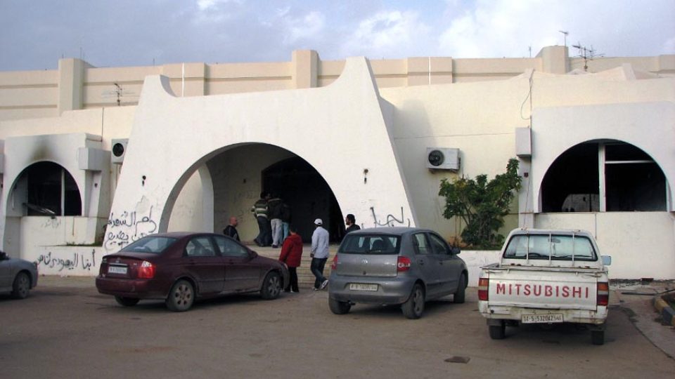 Libyjci se sjíždějí k rezidenci, aby se podívali, kde Muammar Kaddáfí také bydlel