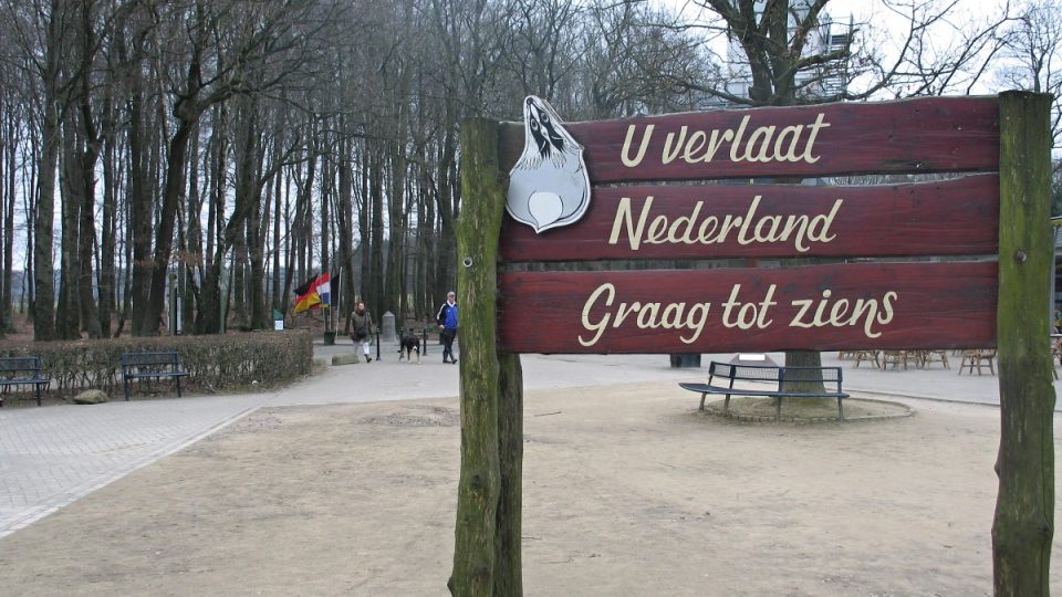Tabule návštěvníky upozorňuje, že opouštějí Nizozemsko