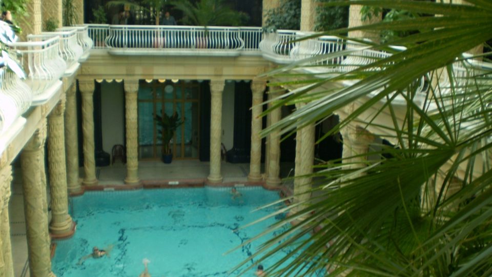 Velký bazén je asi nejkrásnější v budapešťských lázních