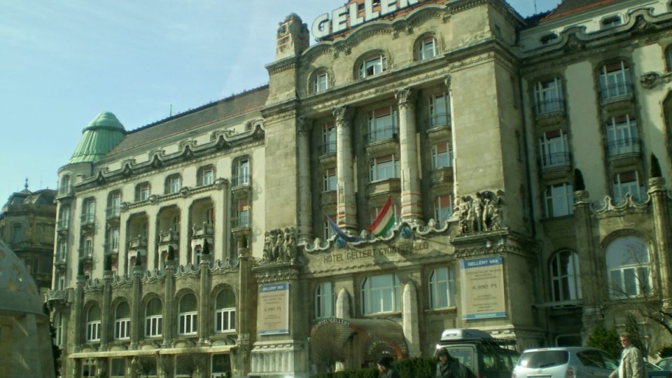 Majestátní lázeňský hotel Gellért stojí na úpatí stejnojmenného kopce