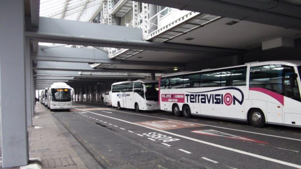 Z londýnského nádraží Victoria se vydávají autobusy na 16hodinovou cestu do Česka