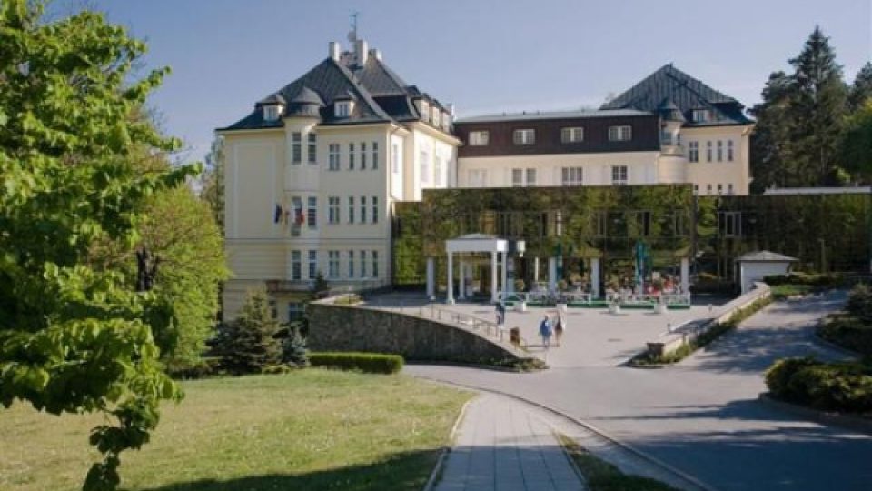 Sanatorium Moravan postavené ve 20. letech 20. století se nachází v poklidné části lázní a je obklopeno zelení lázeňského parku