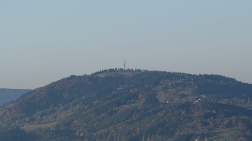 Výhled na vrchol Kozákova z Tichánkovy rozhledny