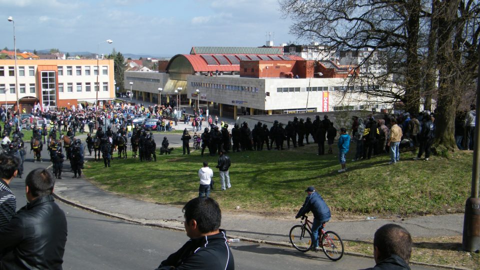 Poté, co pochod DSSS udělal po sídlišti kolečko, se jeho odpůrci začali shromažďovat opět na místě policejního zásahu. Dohlíželi na ně těžkooděnci. 