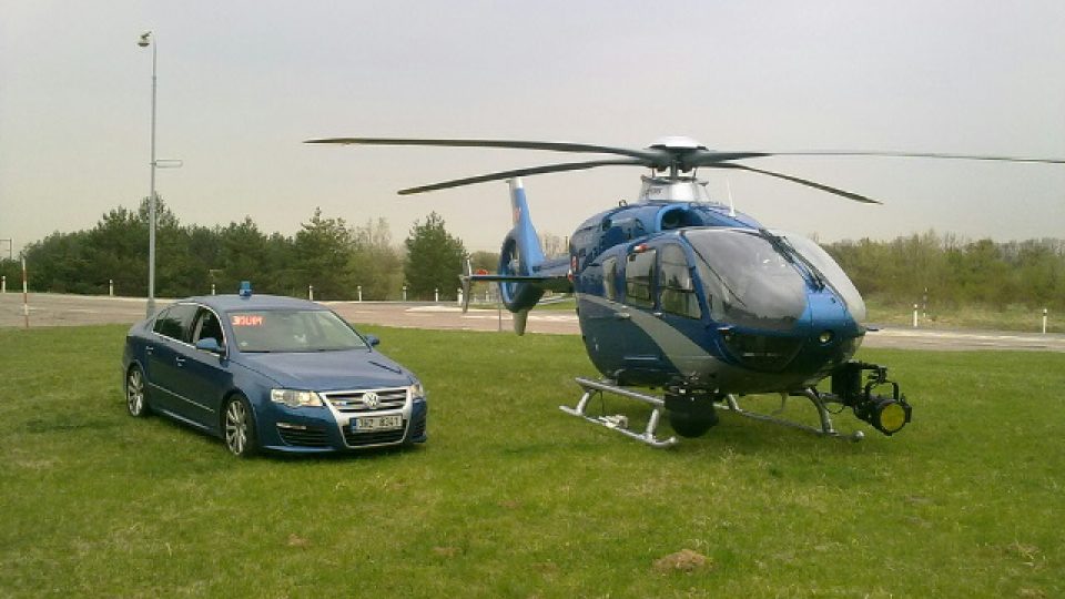 Vůz a vrtulník před akcí