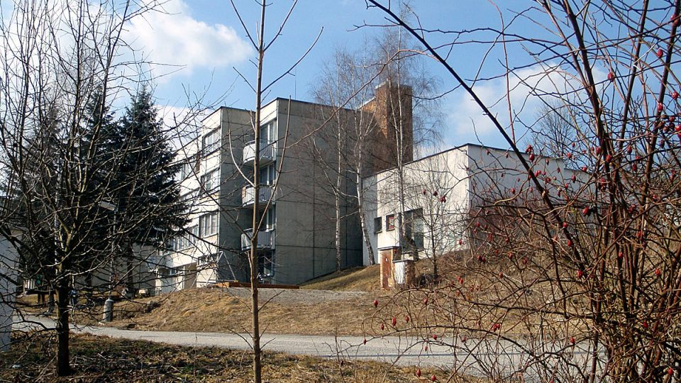 Po sovětské posádce zůstaly ve vojenském prostoru Boletice panelové domy, které dnes slouží jako bydlení pro české vojáky