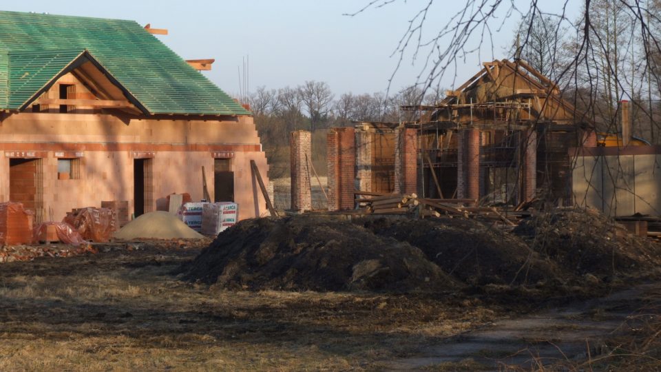 Historický Schwarzenberský seník u Třeboně ustoupil stavbě penzionu