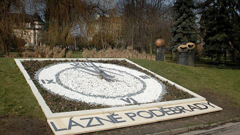 Jedním z turistických lákadel poděbradského lázeňského parku jsou známé květinové hodiny