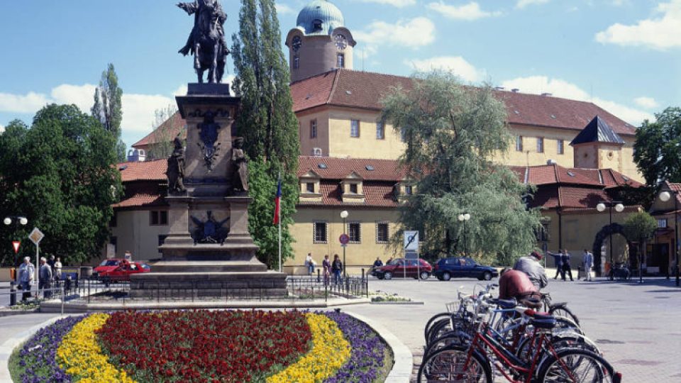 Socha Jiřího z Poděbrad je asi nejznámější dominantou centra Poděbrad