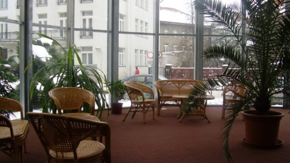 Hotel Zimní lázně poblíž lázeňské kolonády je s hotelem Libenský spojen prosklenou chodbou