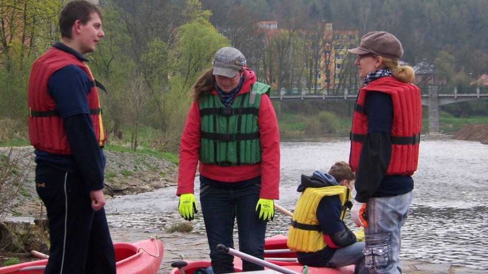 Dobrovolníci na Benešovsku čistí Sázavu od odpadků (10)