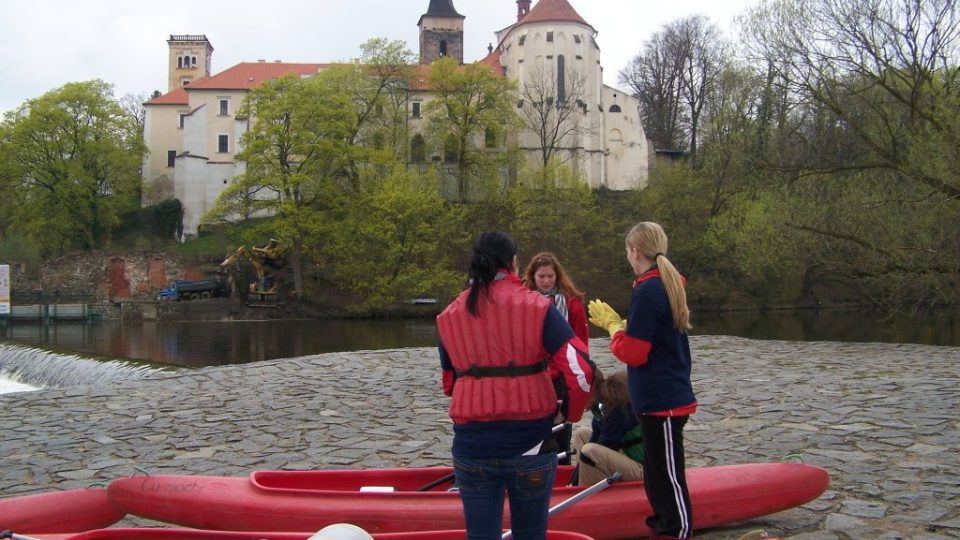 Dobrovolníci na Benešovsku čistí Sázavu od odpadků (8)