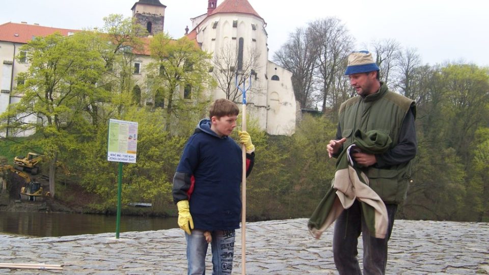 Dobrovolníci na Benešovsku čistí Sázavu od odpadků (6)