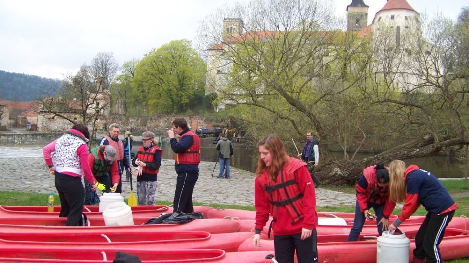 Dobrovolníci na Benešovsku čistí Sázavu od odpadků (5)