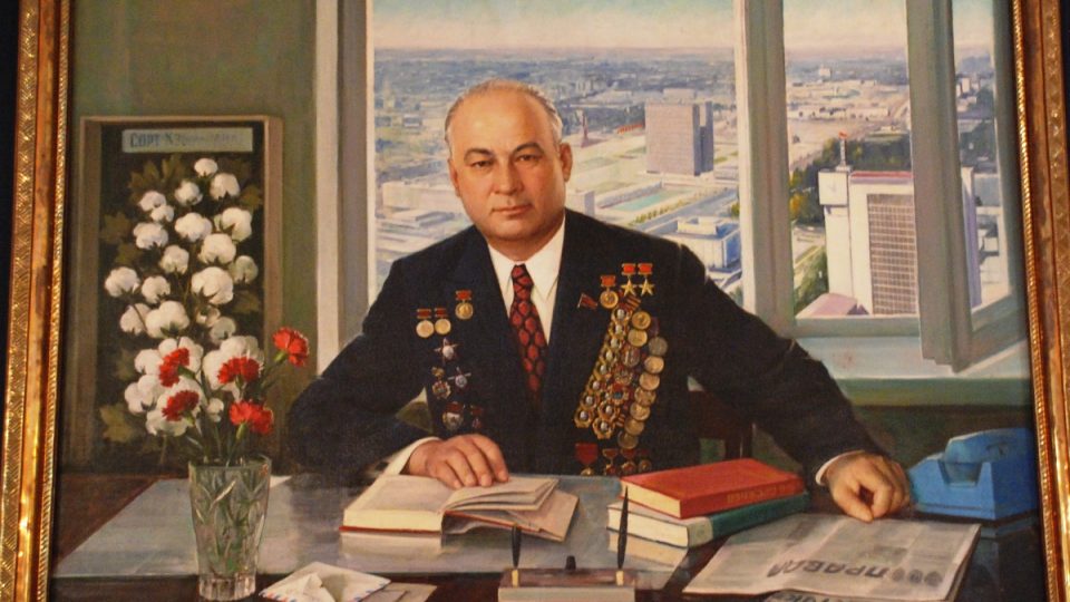 Vyznamenání, květiny a prosperující moderní socialistické město v pozadí – ideální kulisy pro milovaného komunistického státníka 