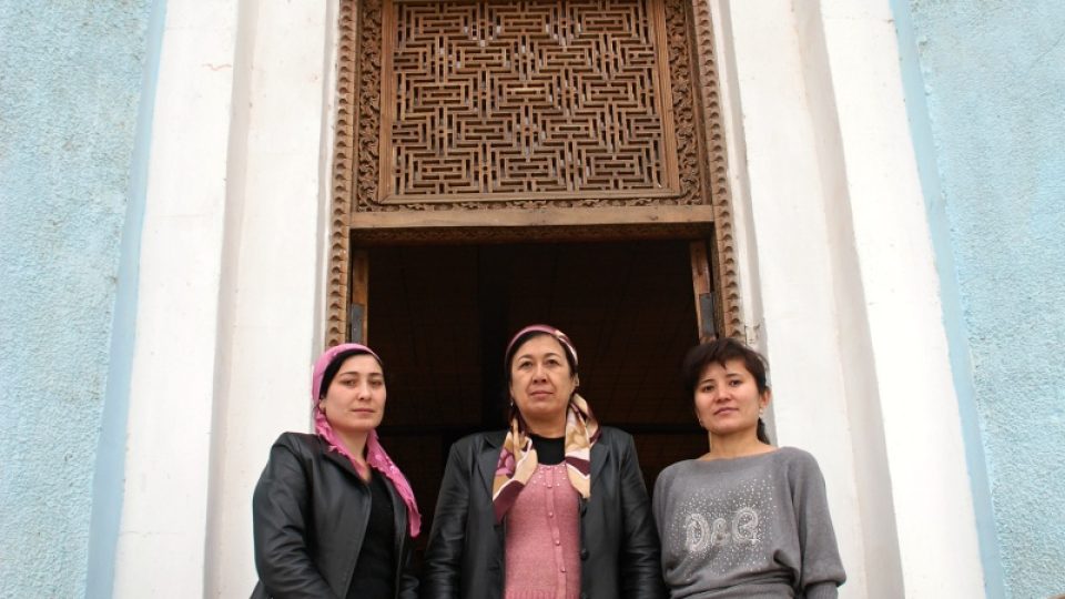 Uzbecké průvodkyně před vstupem do Rašidova muzea v Džizzaku