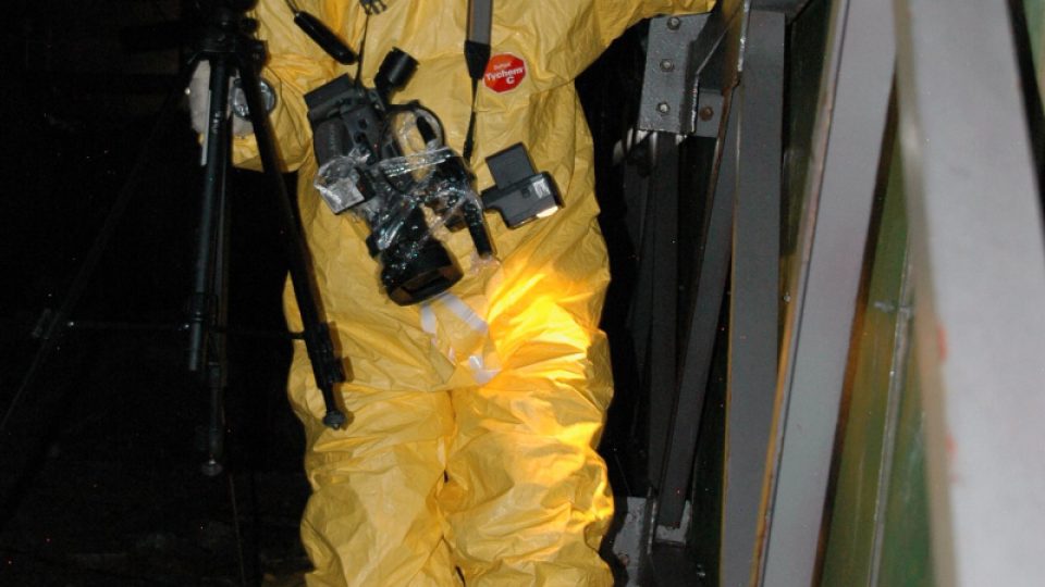 Speciální oblek chrání fotografa před účinky radiace pouze částečně