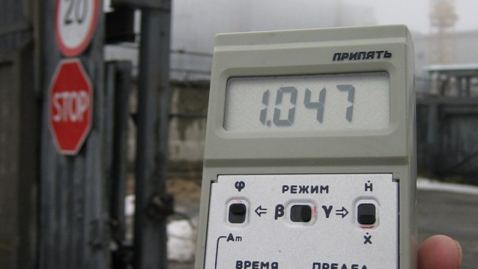 Dozimetr před černobylským sarkofágem ukazuje vysokou úroveň radiace. Běžná hodnota záření 20 mikrorentgenů je tu překročena více než padesátkrát