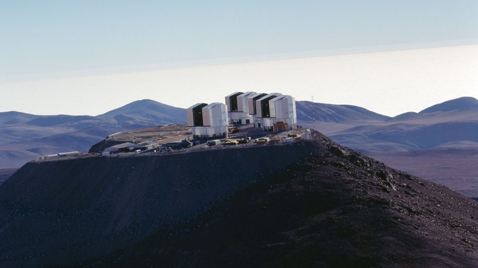 Observatoř Paranal leží ve výšce přes 2300 metrů nad mořem v jedné z nejsušších částí chilské pouště Atacama