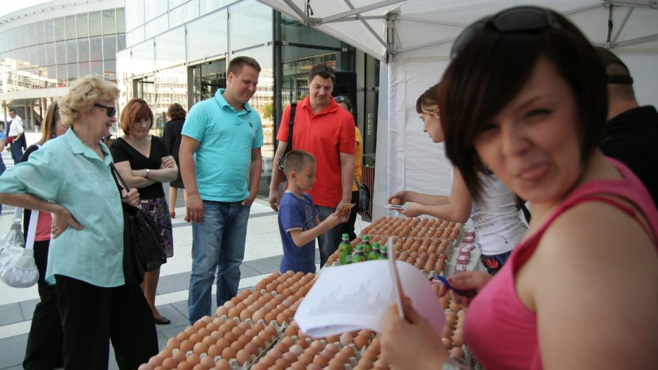 Výherní velikonoční vejce před Galerií Harfa
