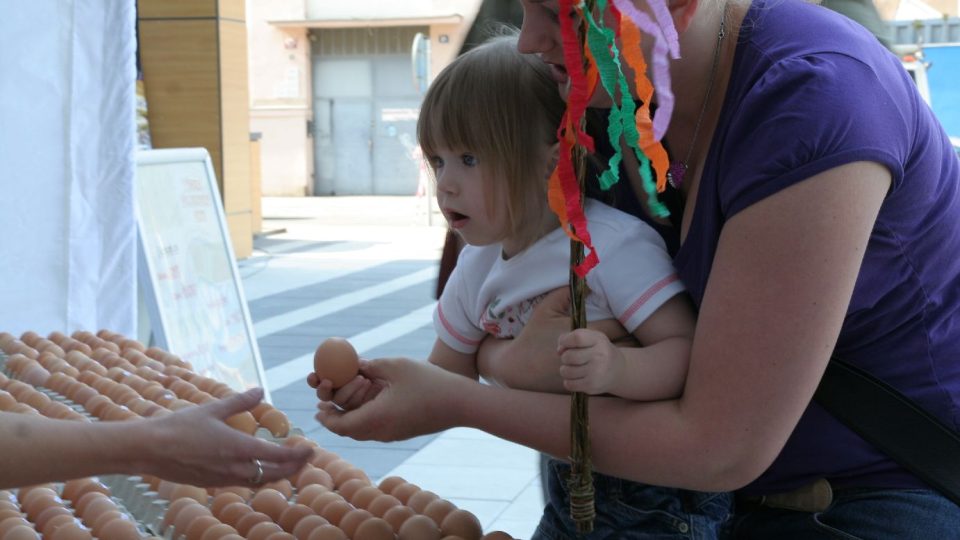 Výherní velikonoční vejce před Galerií Harfa