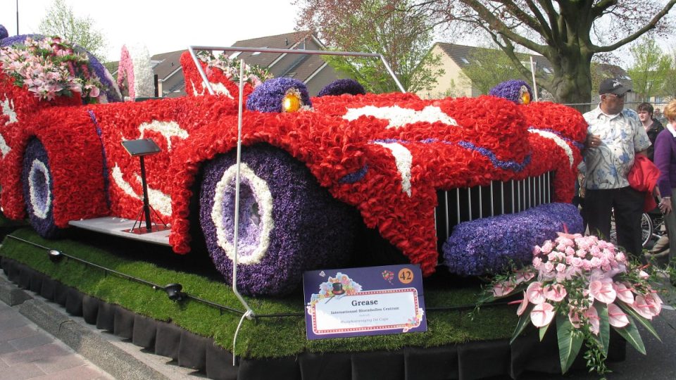 Také z muzikálu Pomáda si tvůrci květinové nádhery vybrali auto jako inspiraci