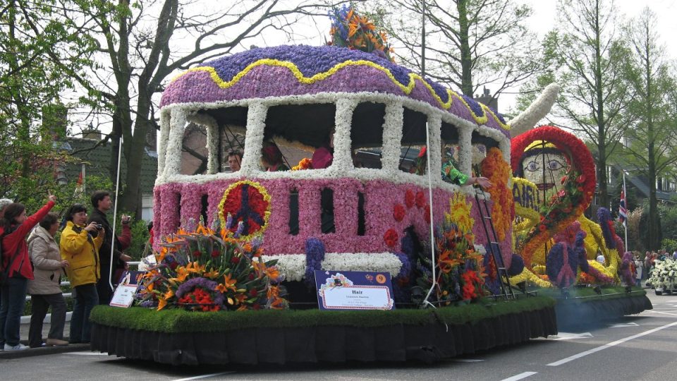 Jak jinak ztvárnit motiv z muzikálu Hair než tímto mikrobusem se znakem hippies