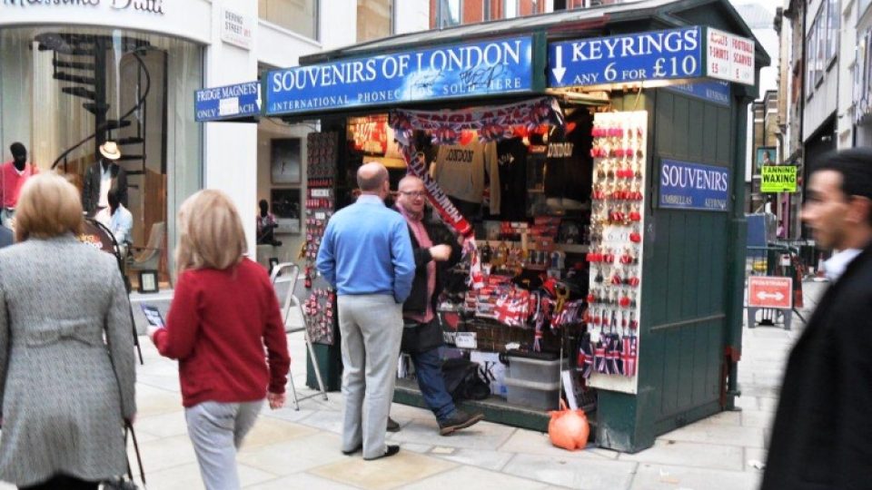 Majitel stánku se suvenýry na londýnské Oxford Street si na nedostatek zákazníků v posledních dnech opravdu nemůže stěžovat