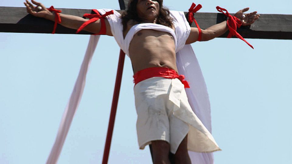 Vztyčování kříže s Filipíncem