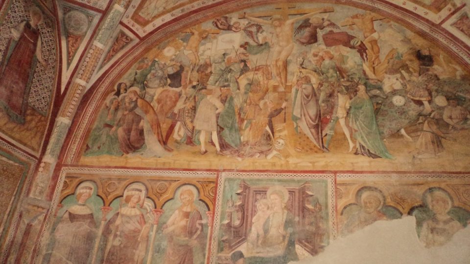 Při rekonstrukci se na zdech klášterního kostela podařilo zachránit několik fresek