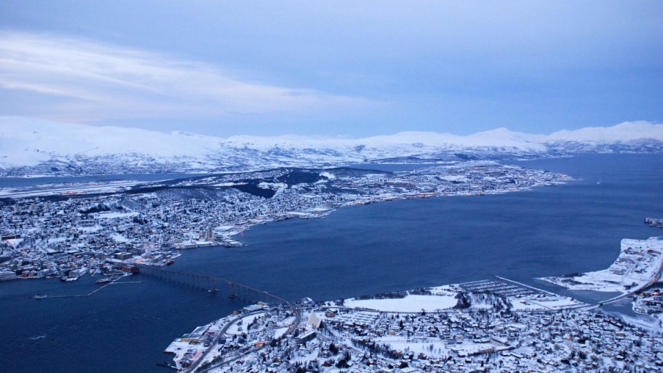 Nad severonorským Tromso se objevuje polární záře. Především tato podívaná sem vábí turisty z celého světa