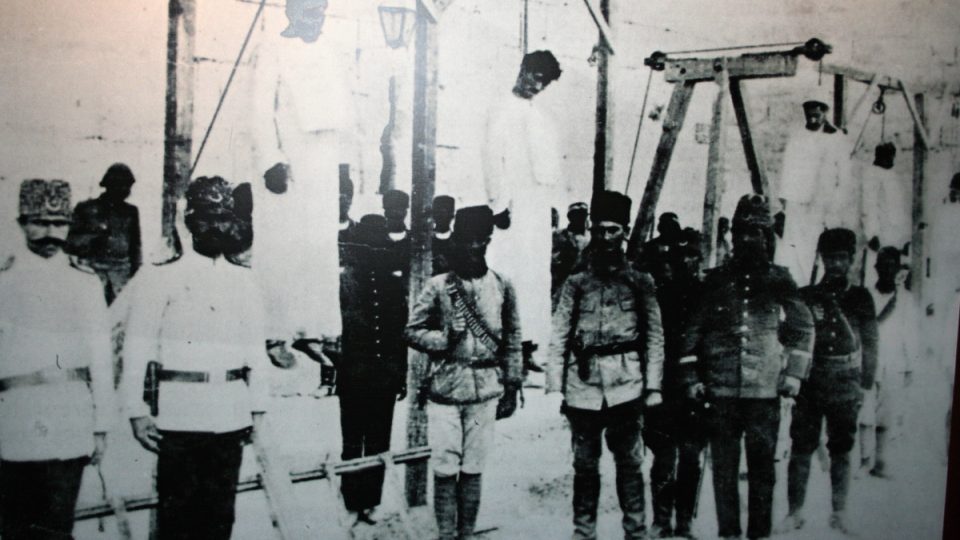 Velká nástěnná fotografie z expozice muzea – turečtí vojáci u popravených Arménů