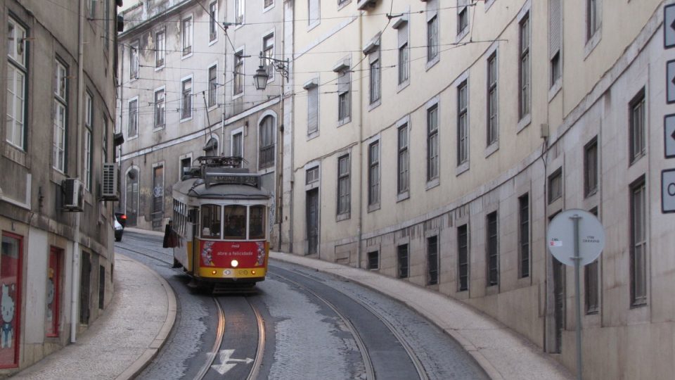 Tramvaje se šplhají do strmých ulic Lisabonu, města mezi sedmi kopci