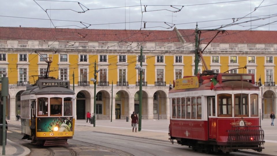 Turistická tramvaj (vpravo) je vybavená pantografem i tyčovým sběračem s kladkou – pro místa, kde jsou ulice příliš úzké pro pantograf