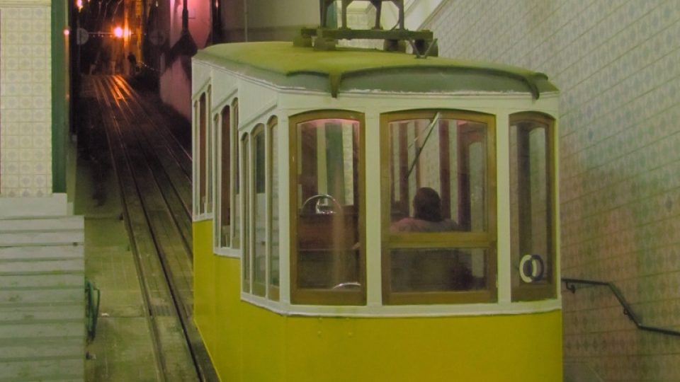 Elevador da Bica je připraven k cestě vzhůru do noční Vysoké čtvrti (Bairro Alto)