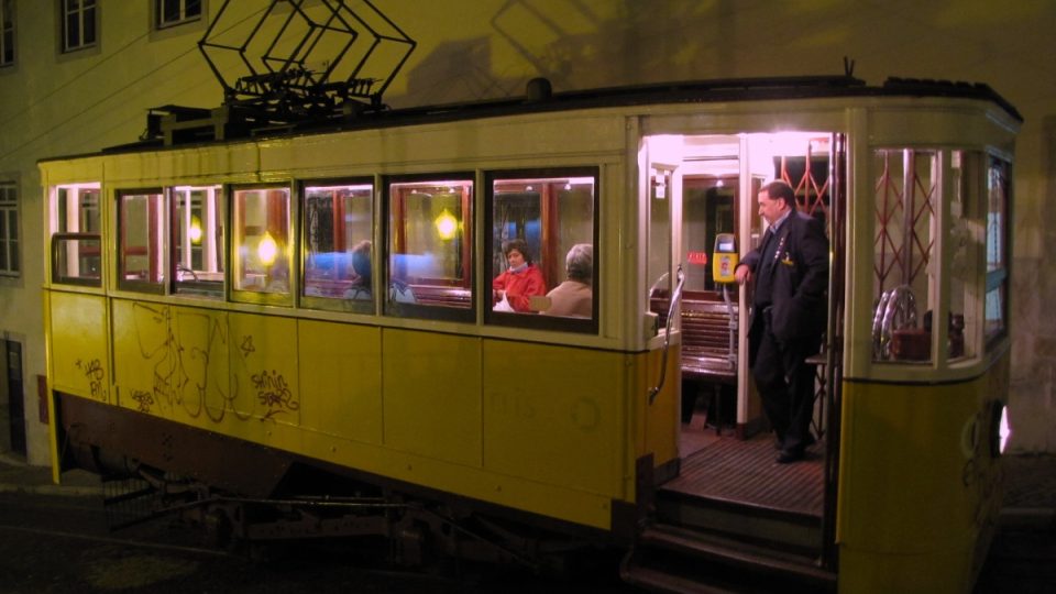 Lisaboňanům se nechce po ulici Calçada da Glória ani šlapat dolů